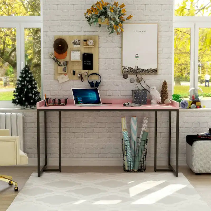 Bureau d'ordinateur en métal de 59 pouces avec ports USB par Furniture